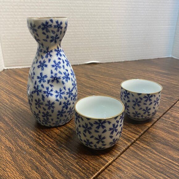 Japanese Sake Set Blue Floral Pattern 3 Piece Ceramic Carafe & Cups - Picture 1 of 5
